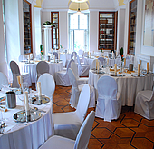 Festlich gedeckte Tische in der Villa Toscana