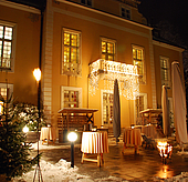 Villa Toscana von außen weihnachtlich geschmückt