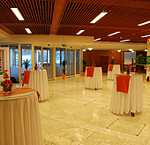Stehtische im Unteren Foyer im Toscana Congress