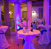 Stehtische in der Villa Toscana